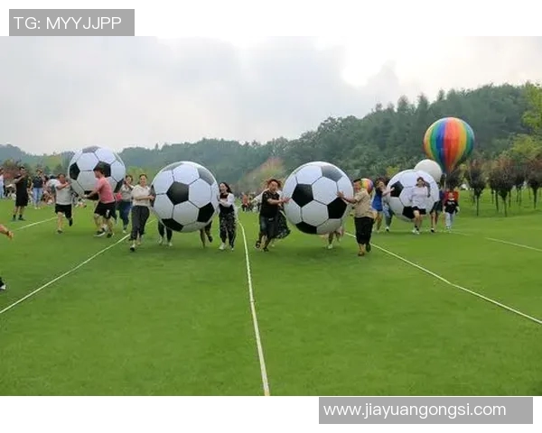 假扮足球明星恶搞路人引发欢笑与惊讶的趣味挑战